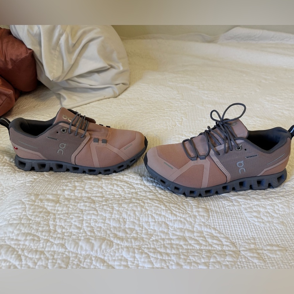 On cloud women’s purple shoes BRAND NEW   SIZE 8